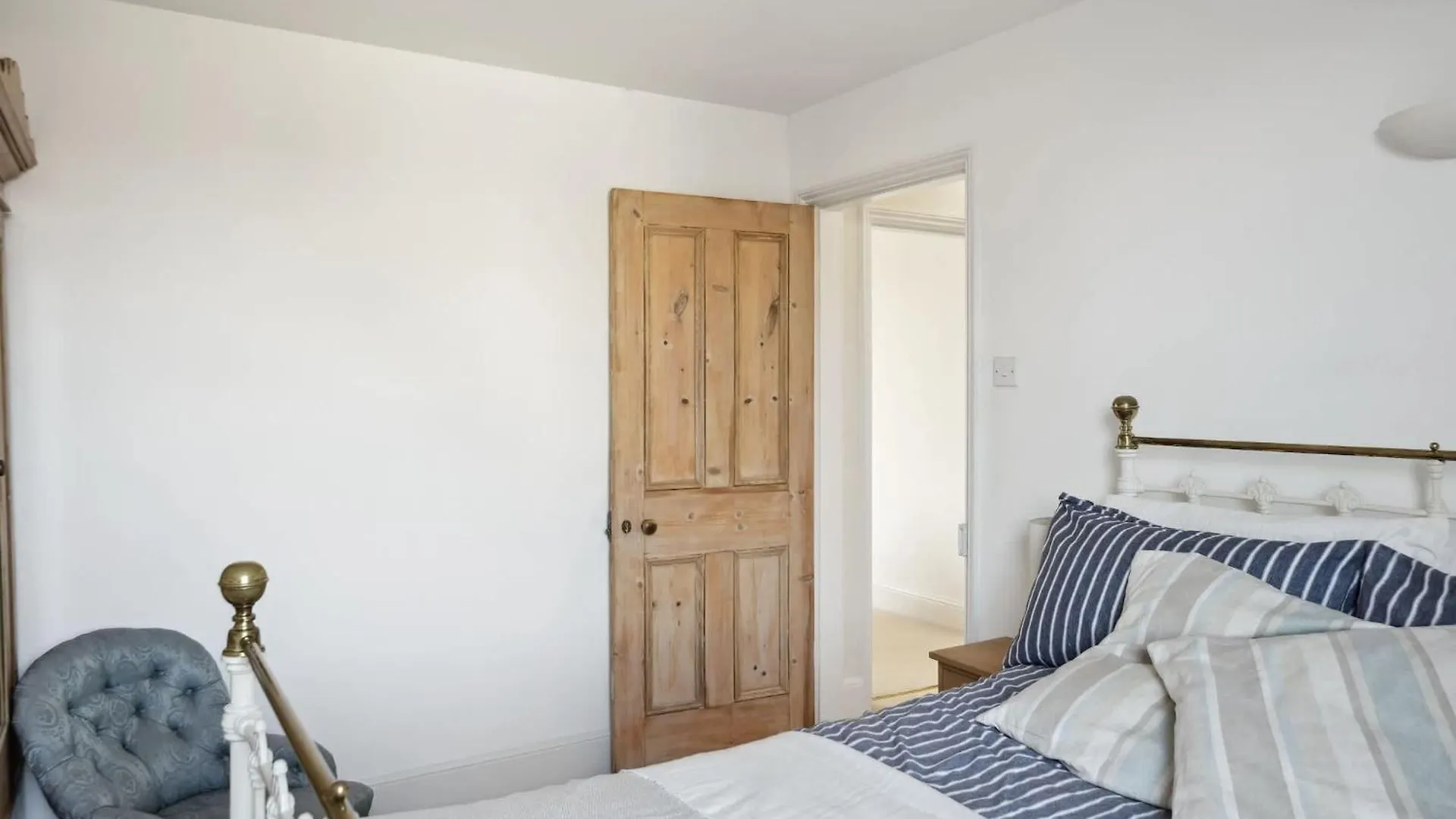 Beautiful Victorian Home On Peaceful Green Square Exeter Holiday home