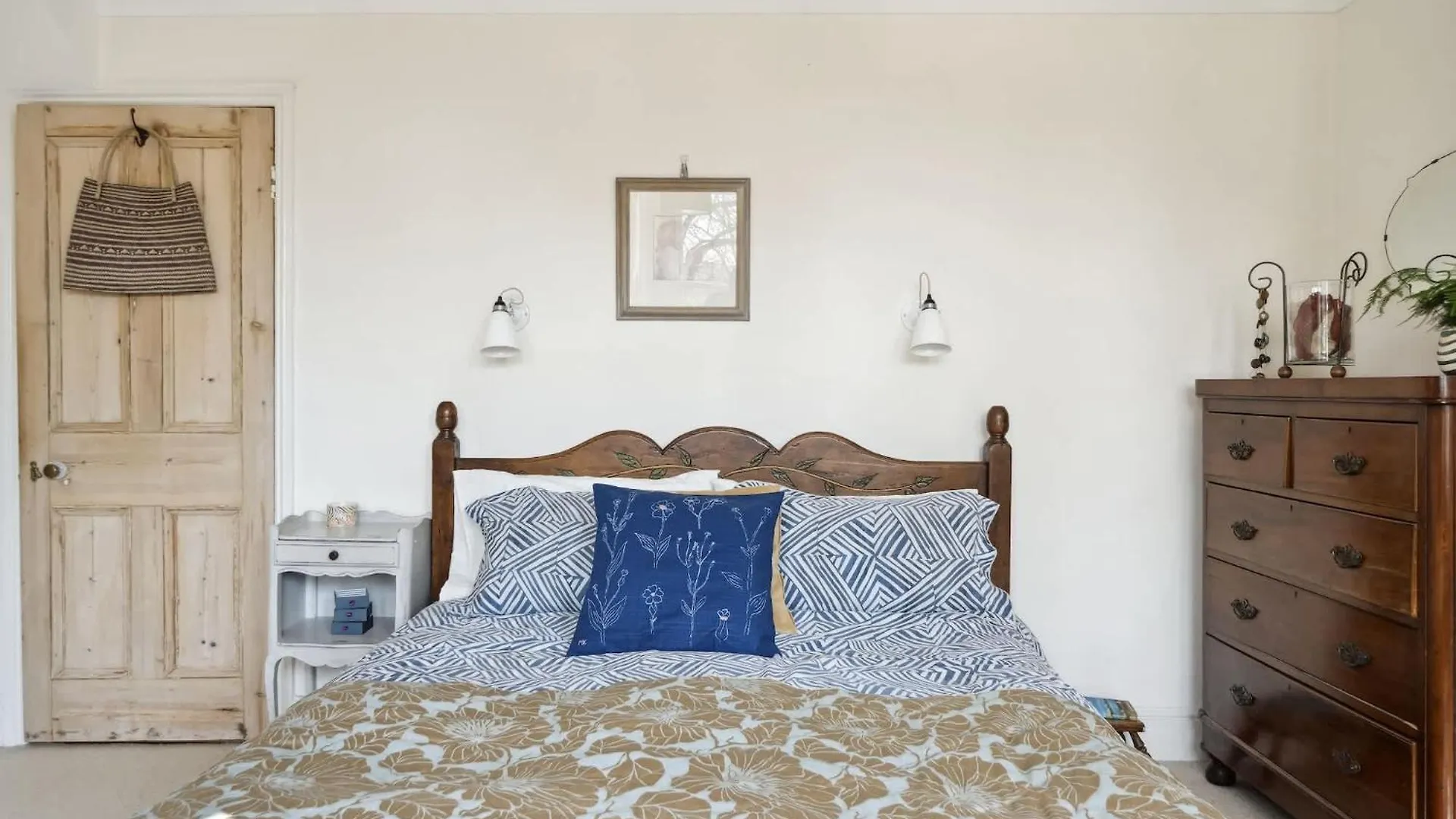 Beautiful Victorian Home On Peaceful Green Square Exeter Holiday home