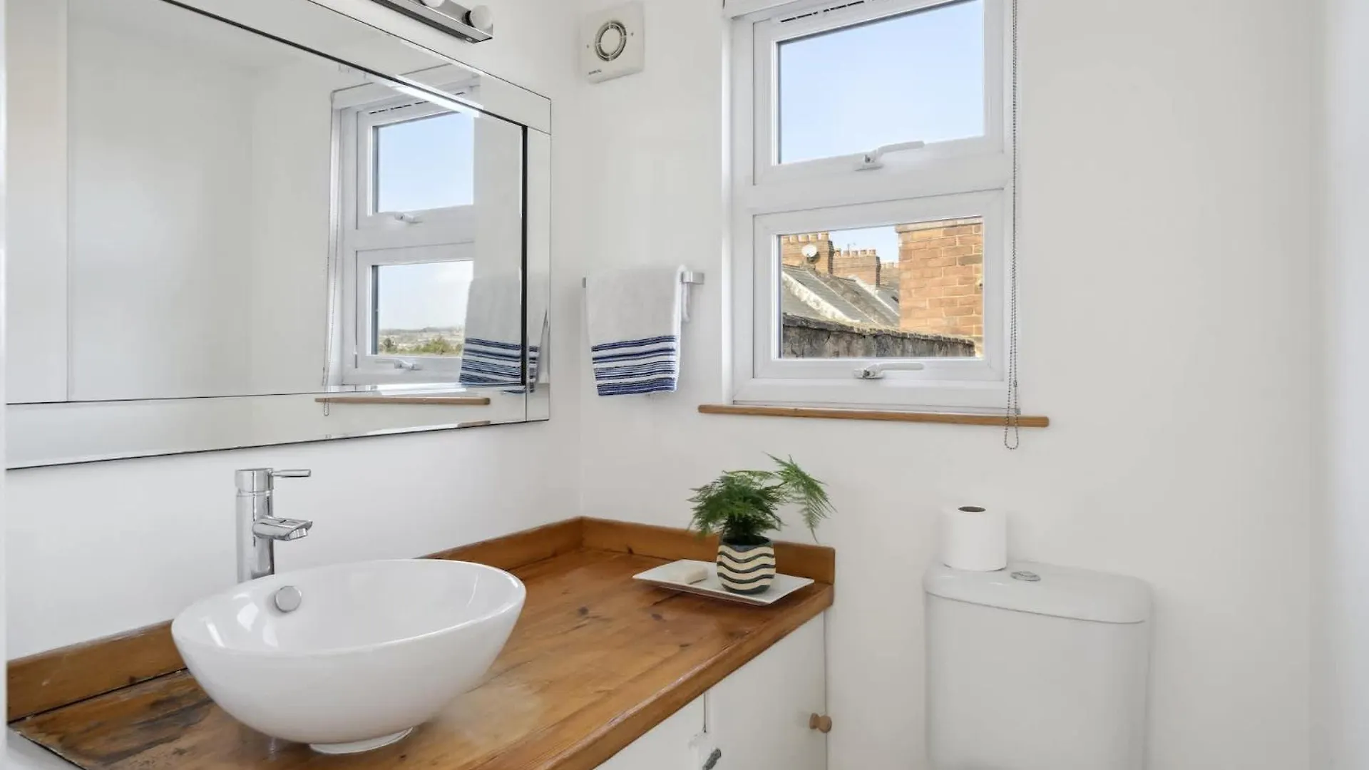 Beautiful Victorian Home On Peaceful Green Square Exeter